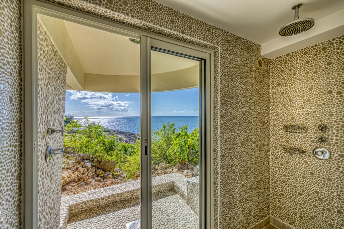 37 Location villa piscine vue mer Terres Basses Saint Martin_douche exterieure 5